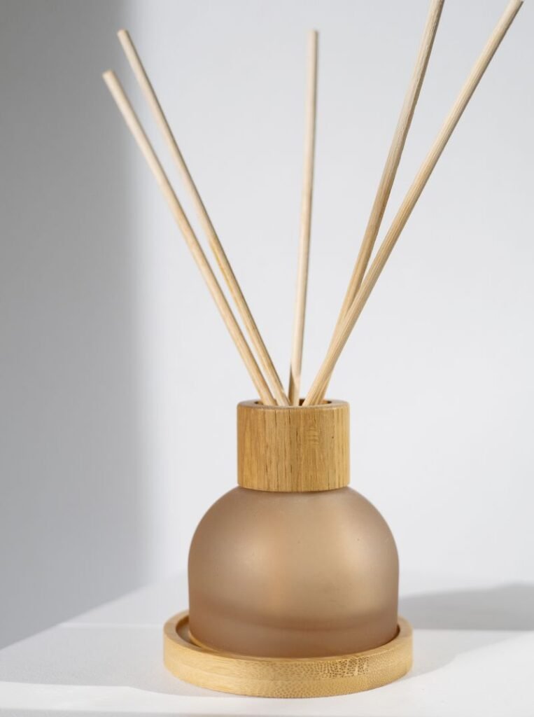 Reed diffuser with rattan reed sticks